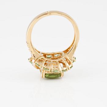 RING, 18K guld med briljantslipade diamanter ca 0.50 ct, samt fasettslipade peridoter ca 3.50 samt grossular ca 1.30.