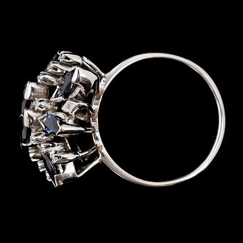 RING, 18 k, med safirer och små briljanter.