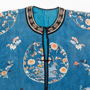 A Chinese embroidered silk robe, late Qing dynasty/early 20th Century.