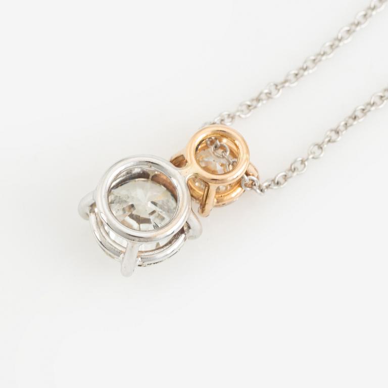 Collier med två briljantslipade diamanter. Medföljande GIA report.