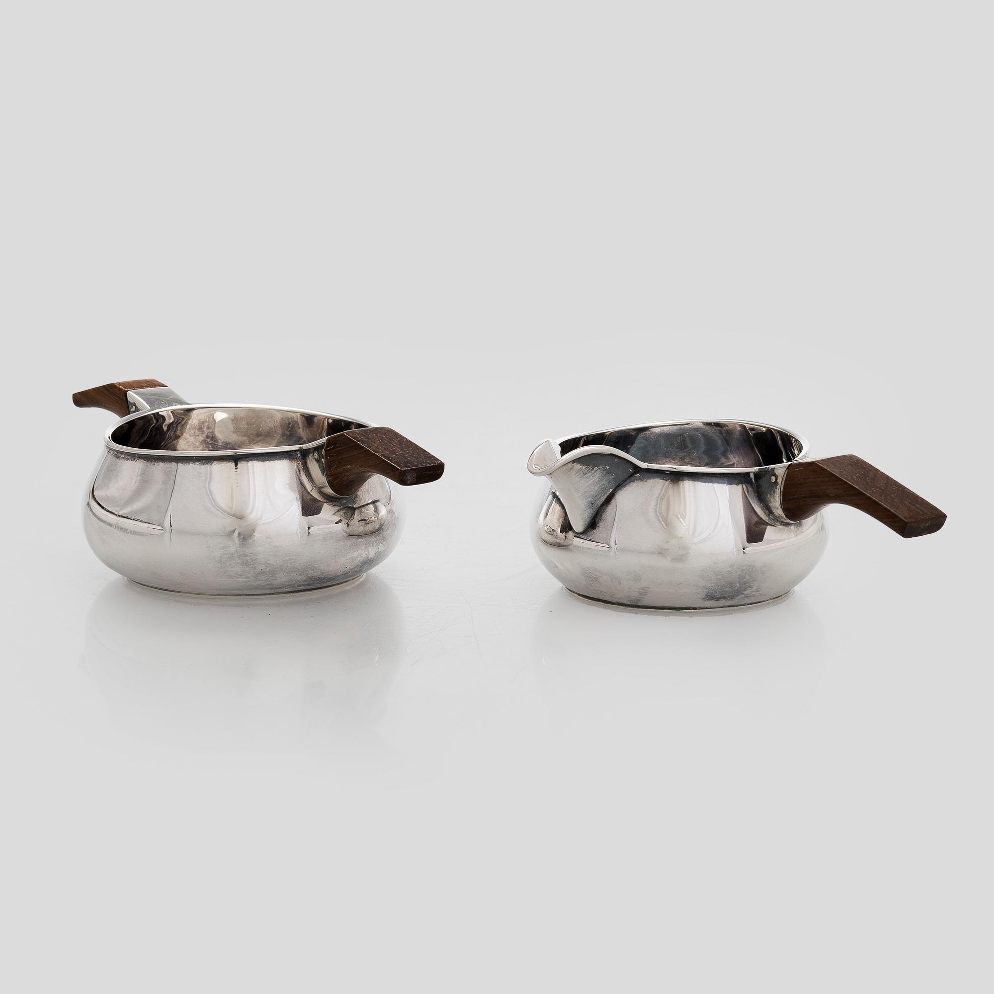 Anna-Greta Eker, Sokerikko ja kermakko, hopeaa ja mahonkia, Auran Kultaseppä oy, Turku 1963.