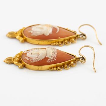A pair of earrings in 18K gold with shell cameos.