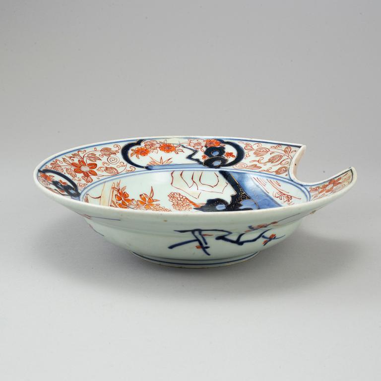 A Japanese Imari barbers bowl, 18/19th century.