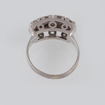 RING, 18K vitguld med 4 briljantslipade diamanter 0.59 ct, kattfotstämplad. Vikt 4,7 gram.