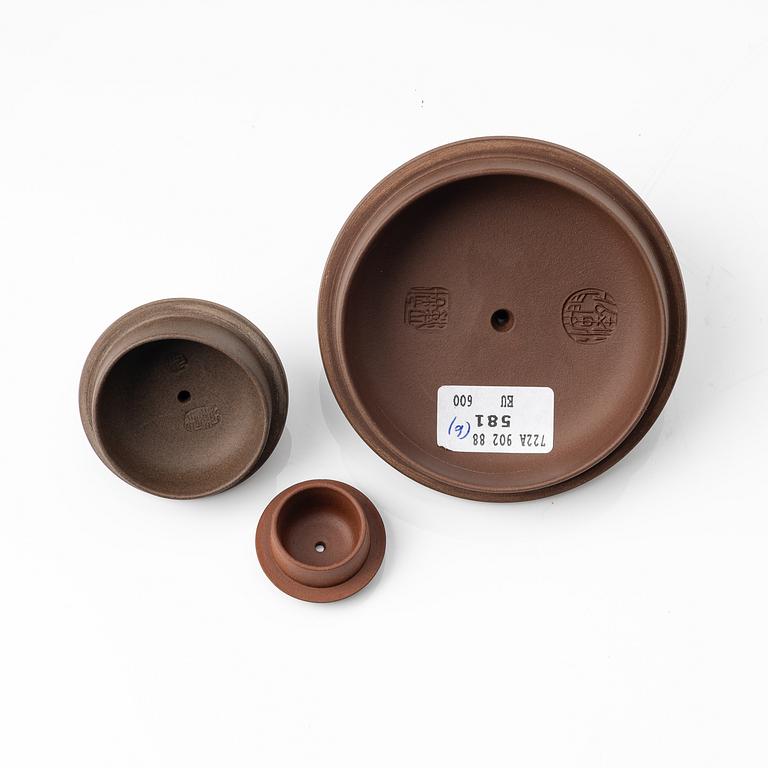 A group of three Chinese yixing teapots, 1980s.