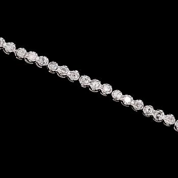 ARMBAND, 18 k vitguld, 81 briljantslipade diamanter tot ca 0.92 ct.