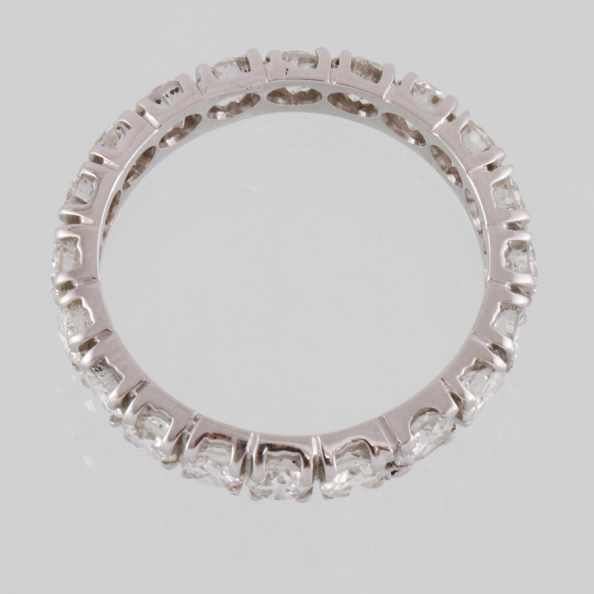 RING, 18K vitguld med briljantslipade diamanter, ca 2.50 ct. Vikt 3,2 g.