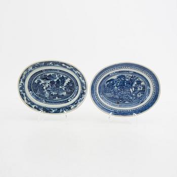Såsterriner 2 st  Kina omkring 1800 porslin, medföljer karott med lock.