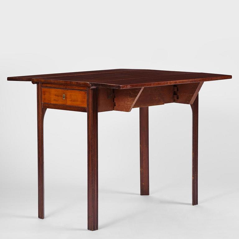 A late gustavian mahogny table.