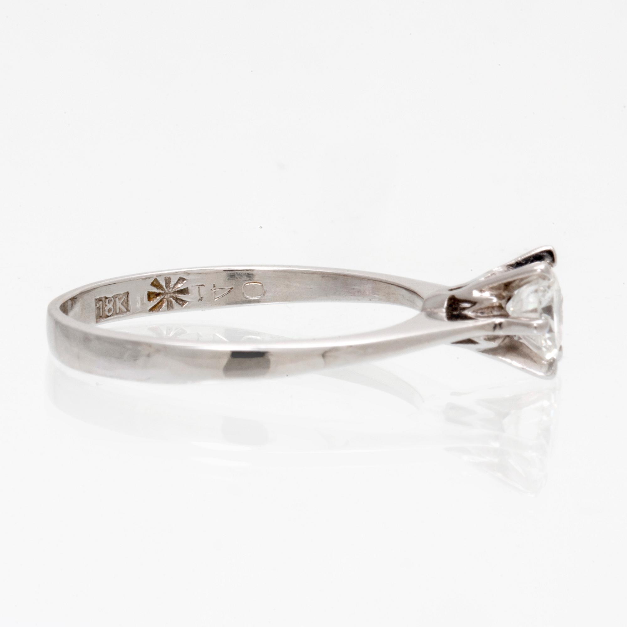 Ring 18K vitguld med 1 briljant 0,41 ct ingraverat, storlek 17/53,5.