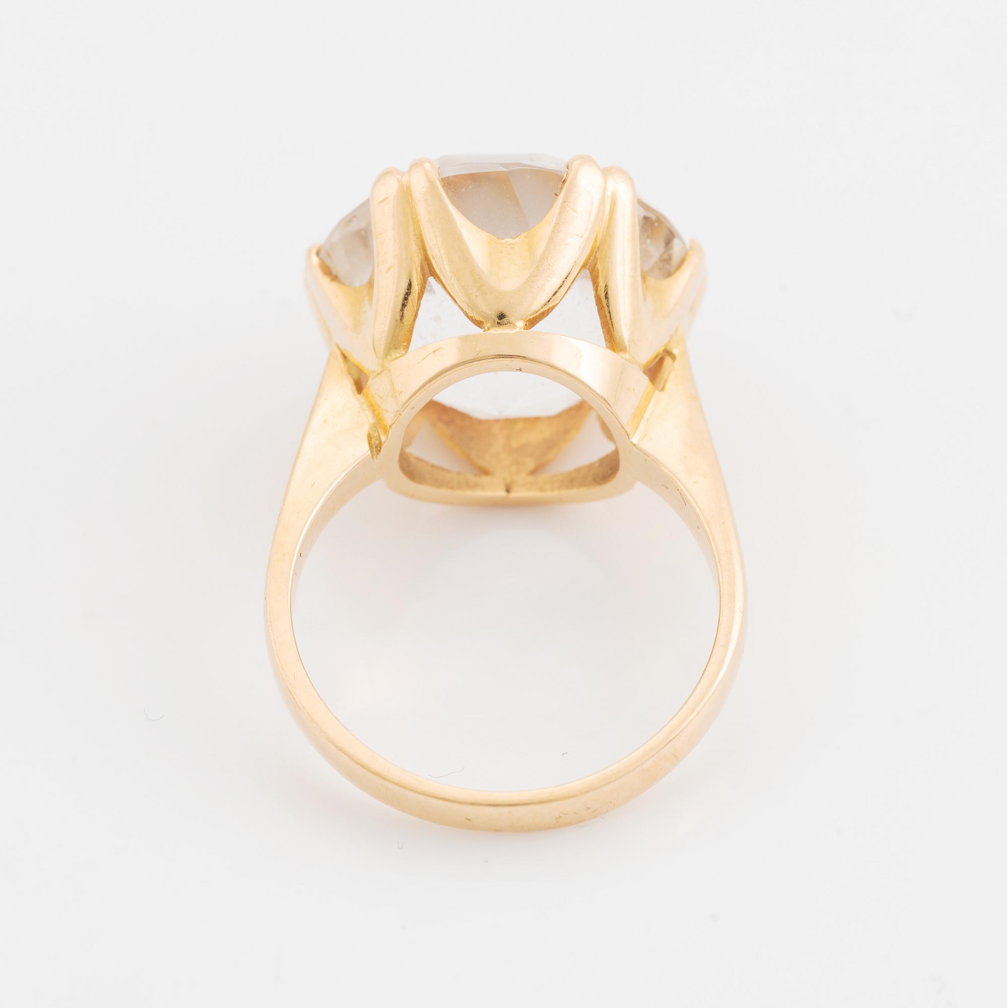 Ring, Sten Gramen, 18K guld och rund fasettslipad bergkristall.