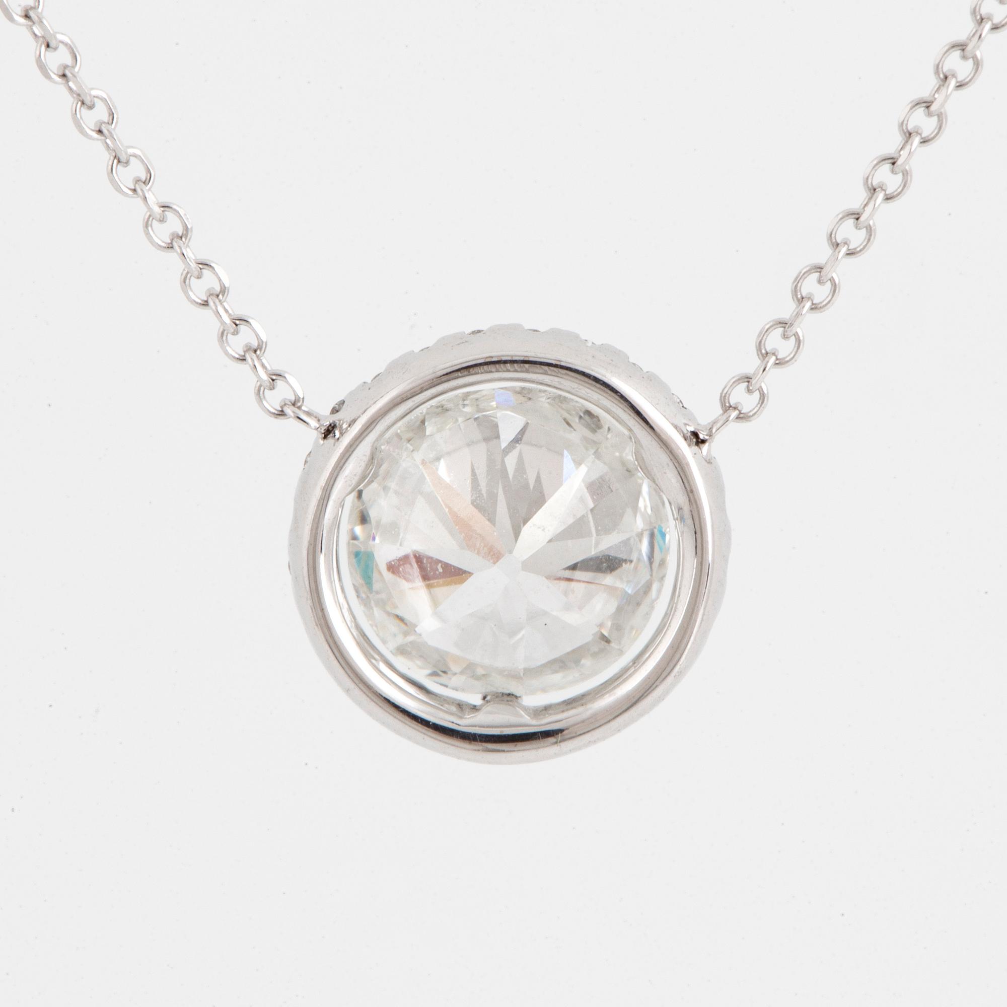 Brilliant-cut diamond necklace.