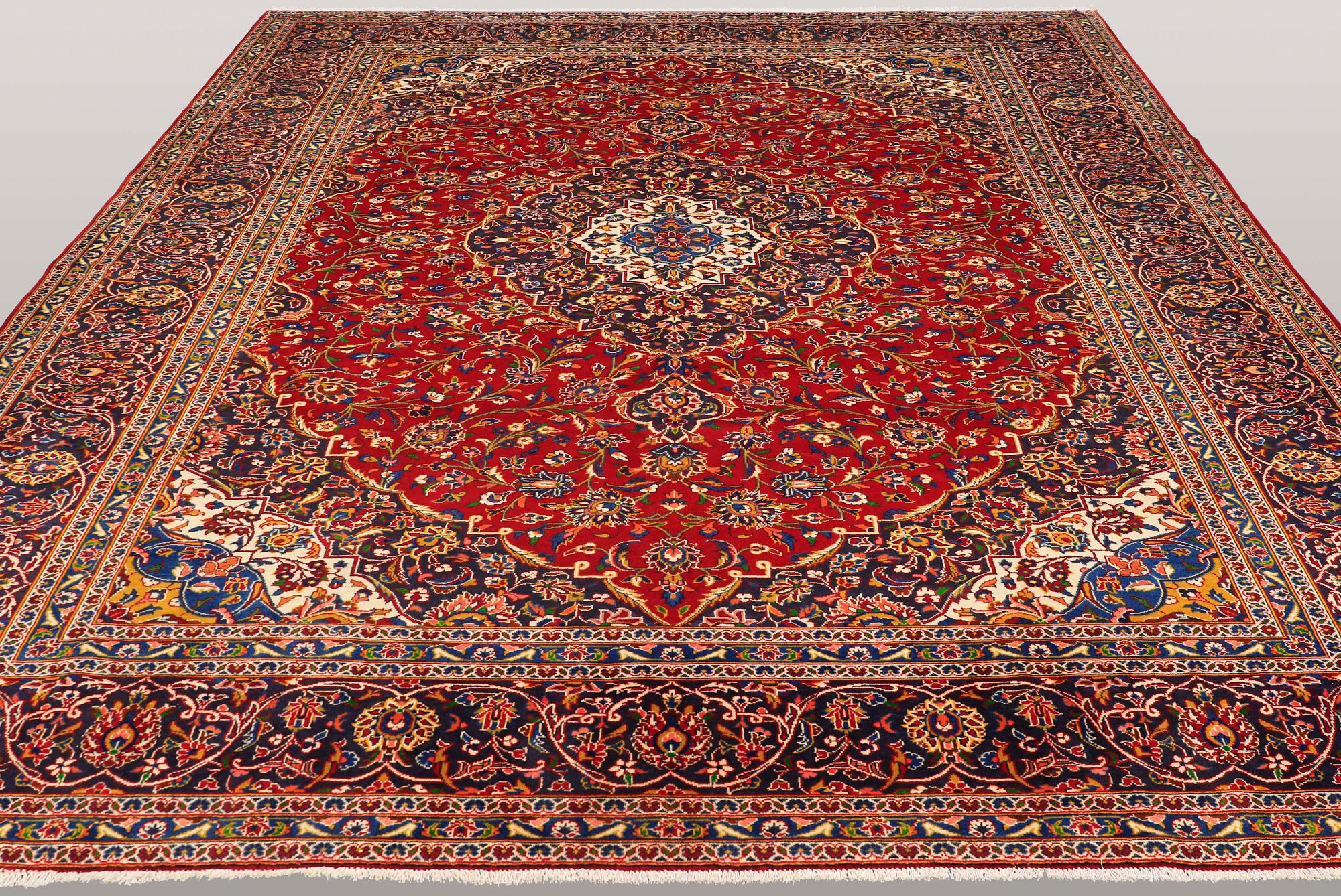 A CARPET, Kashan, ca 402 x 300 cm.