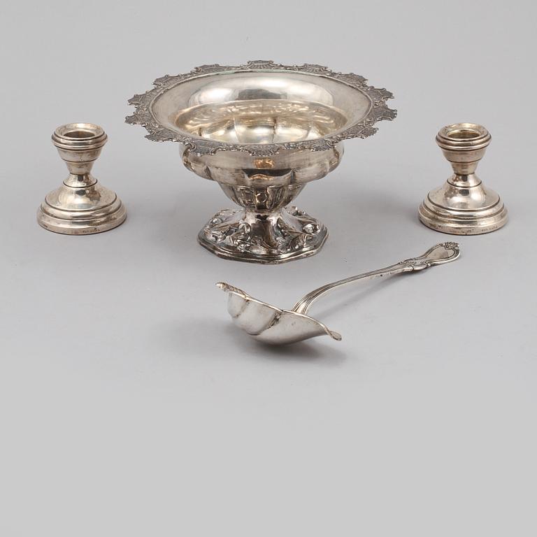 PARTI SILVER, 4 delar, England samt Sverige, 1800 respektive 1900-tal, (vikt exklusive ljusstakar) 250 gram.