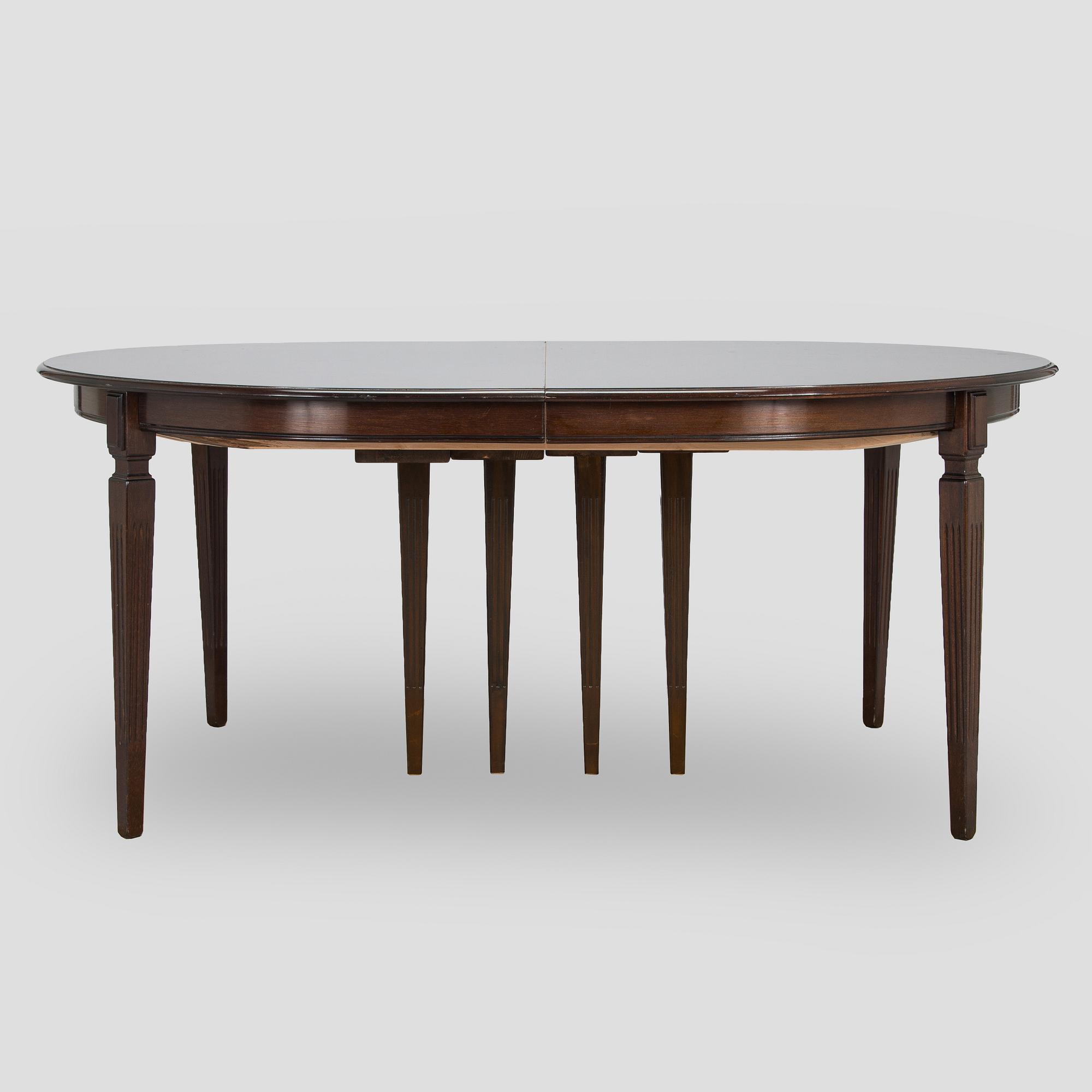 A dining table, Hepplewhite style, later half of the 20th century.