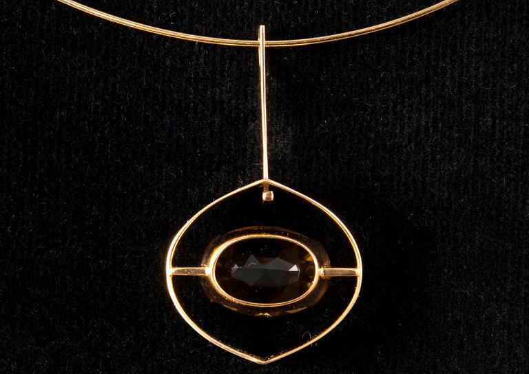 Elis Kauppi, HALSSMYCKE, guld 14K, rökkvarts, Kupittaan Kulta 1961. Vikt tot. 12,9 g.