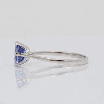 RING, 18K vitguld med rundslipad tanzanit ca 1,40 ct. Vikt ca 2,06 g.