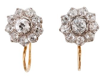 453. A PAIR OF DIAMOND EARRINGS.