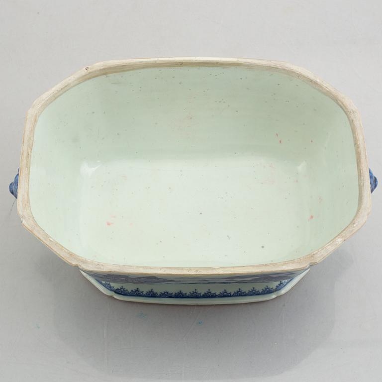 A blue and white porcelain tureen with cover, China, Qianlong (1736-95).