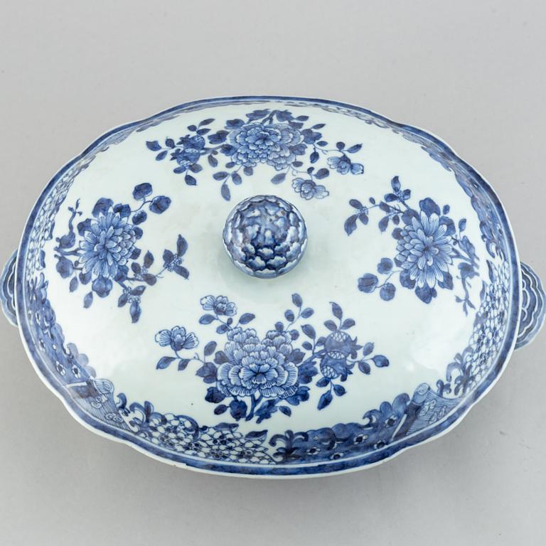 A blue and white tureen with cover, Qing dynasty, Qianlong (1736-95).