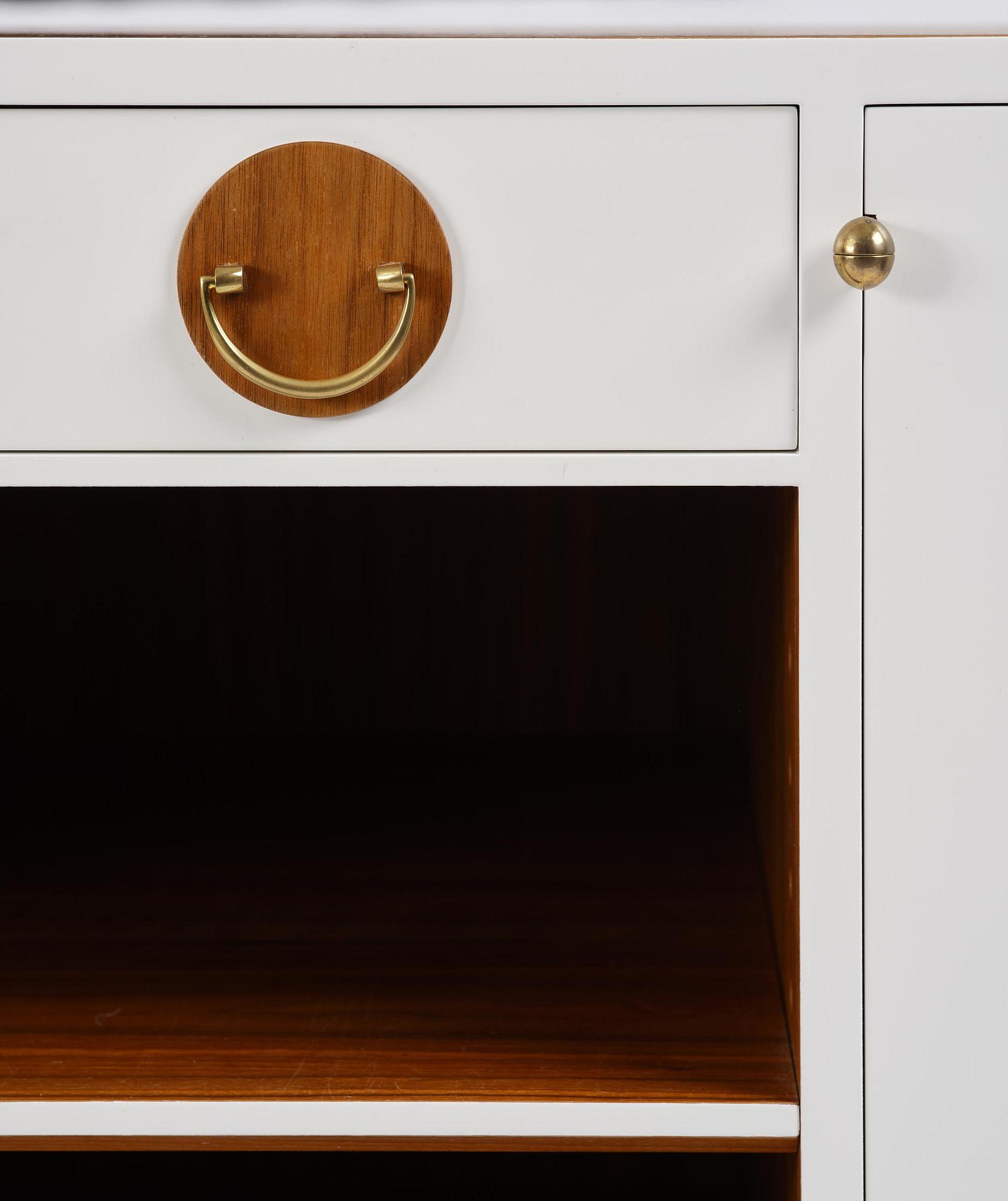 Josef Frank, sideboard, modell 2137, Firma Svenskt Tenn, samtida produktion.