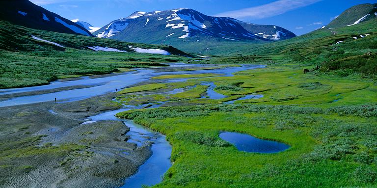 FOTOGRAFI, "Övre Rapadalen i Sarek, Augusti". Ur serien Lapplands fjällvärld av Claes Grundsten. Skänkt av konstnären.