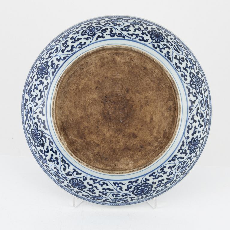 A blue and white porcelain bowl and dish, China, early 20th century.