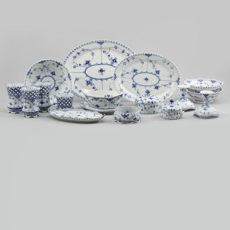 SERVISDELAR, 16 delar, porslin, "Musselmalet", Royal Copenhagen, 1900-talets andra hälft.