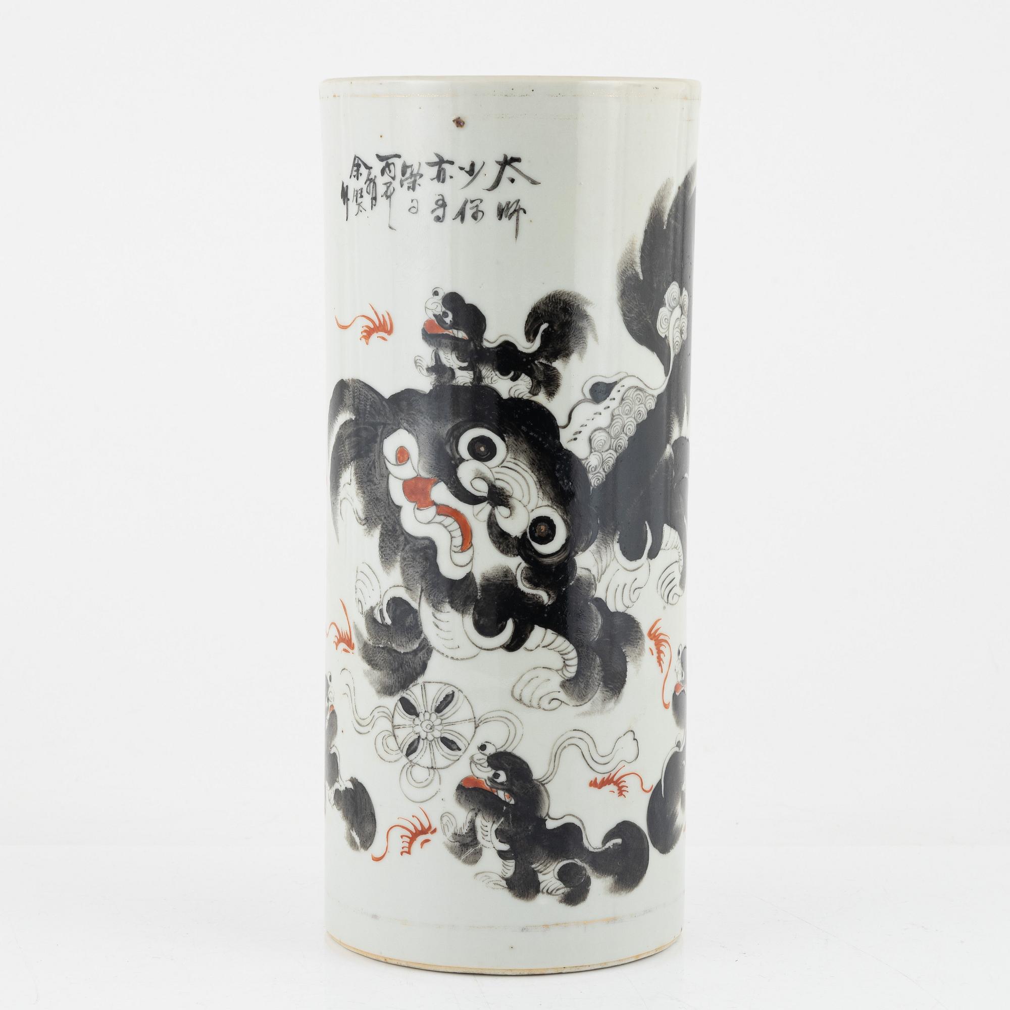 A porcelain brush stand, China, 20th century.