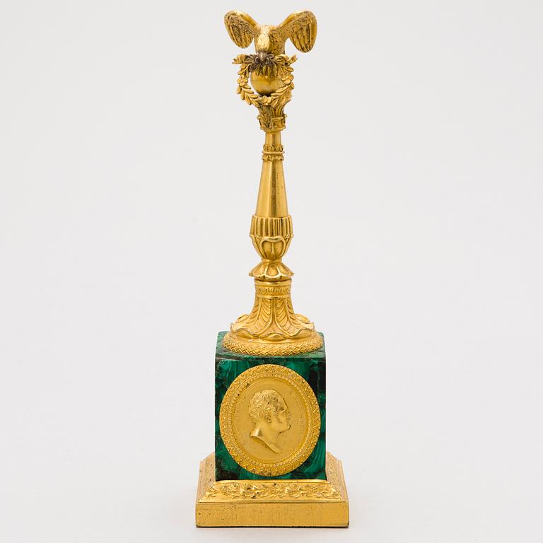 KLOCKSTÄLL, förgylld brons och malakit, Ryssland, 1800-talets första hälft.
