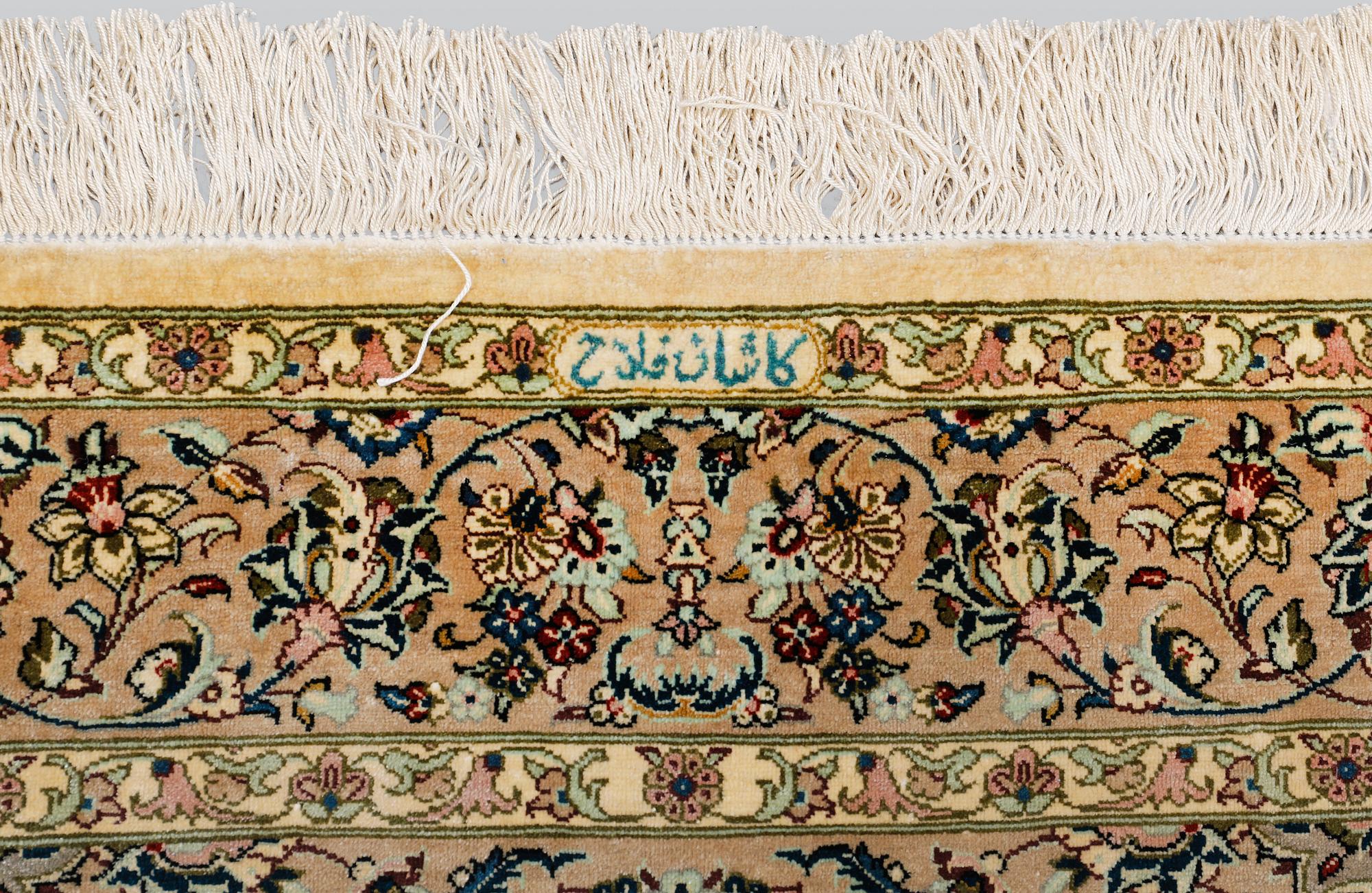 Matta, silke Keshan Signerad, ca 152 x 101 cm.