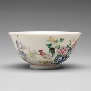 689. A famille rose bowl with chicken, hens and a poem, Qing dynasty with Guangxu mark (1875-1908).