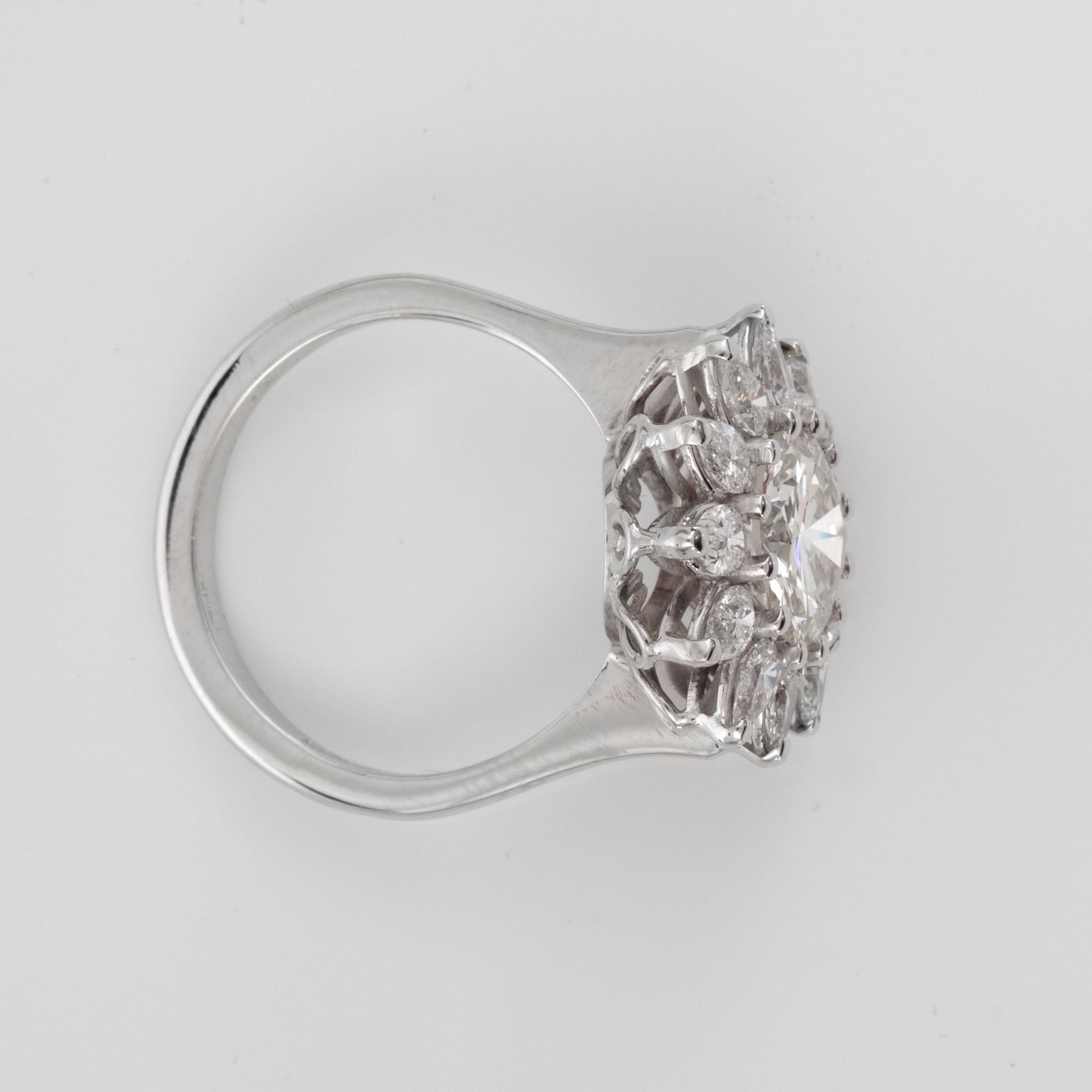 RING med en ca 2.27 ct briljantslipad diamant samt droppformade diamanter totalt ca 1.20 ct.