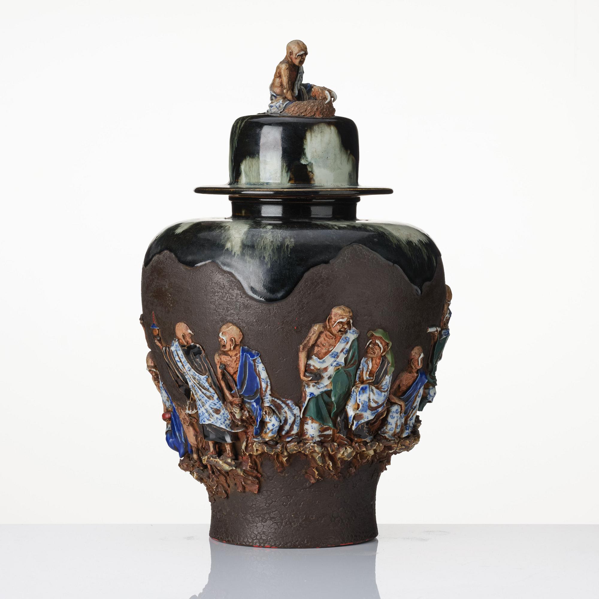 A large Japanese Sumidagawa jar with cover, Meiji period (1868-1912).