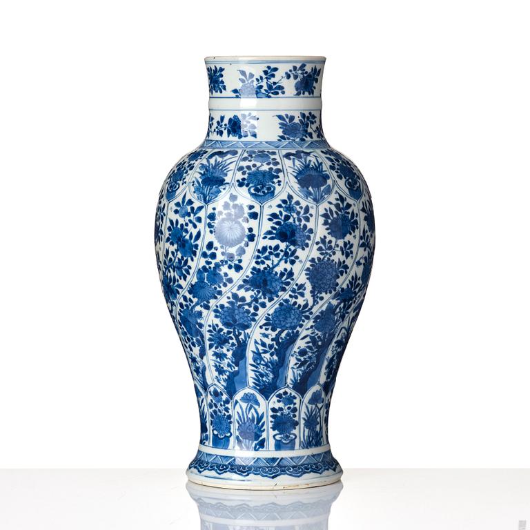 A large blue and white vase, Qing dynasty, Kangxi (1662-1722).