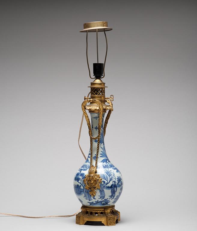 A blue and white Transitional vase, 17th Century.