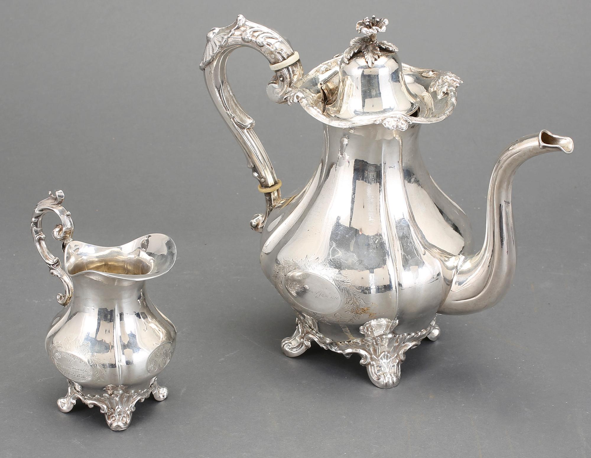 KAFFEKANNA och GRÄDDKANNA, silver. P.A. Weström, Uppsala 1866. Nyrokoko. Vikt ca 913g.