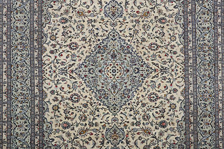 Matta, Keshan, ca 355 x 247 cm.