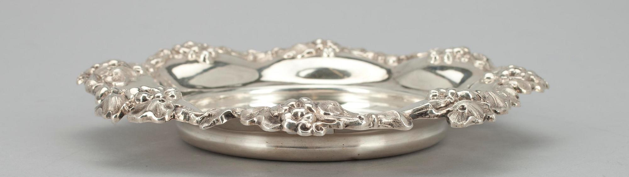 COASTER, silver, Lars Larsson, Göteborg, 1854. Tot. vikt ca 166 g.
