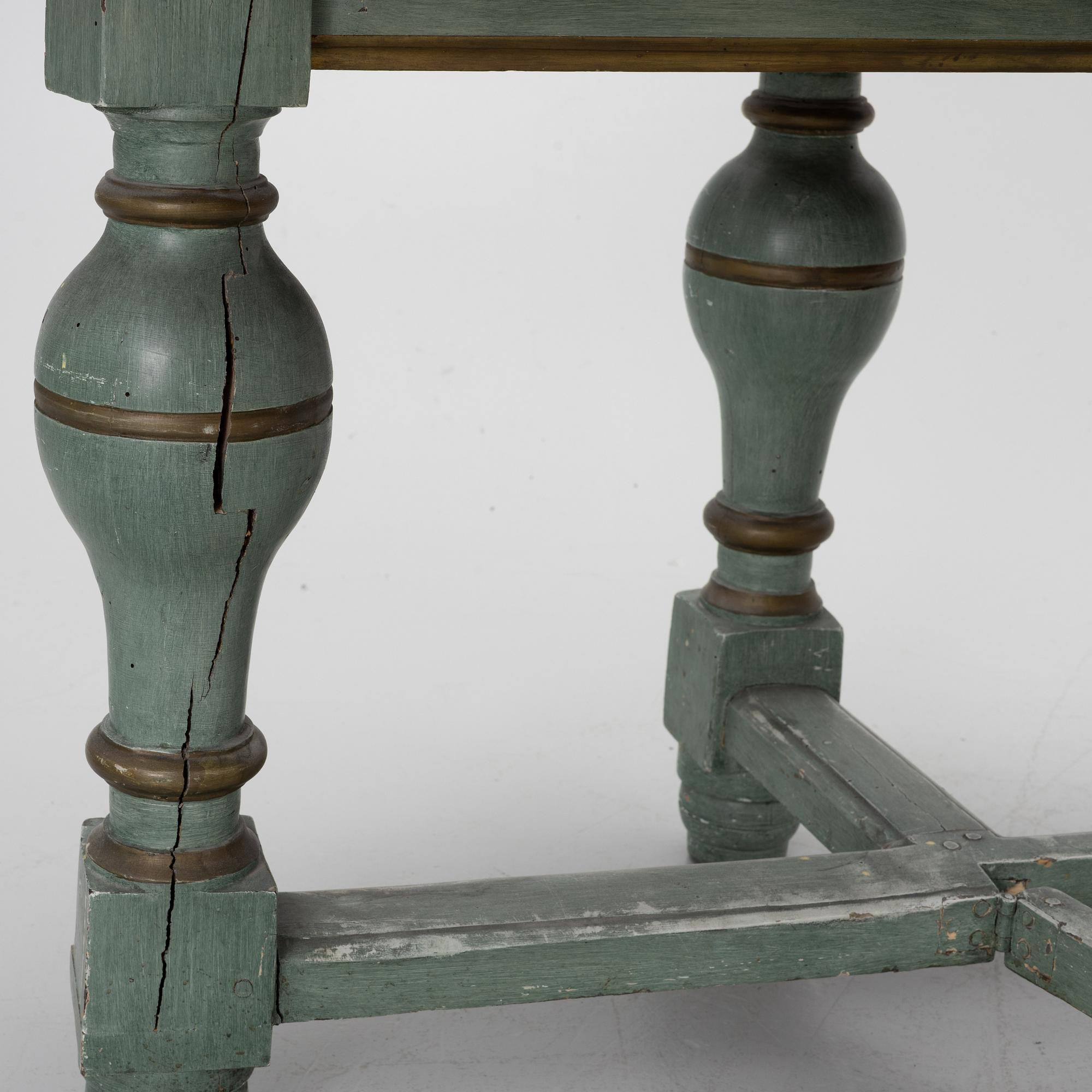 Drop-leaf table, 18th century.