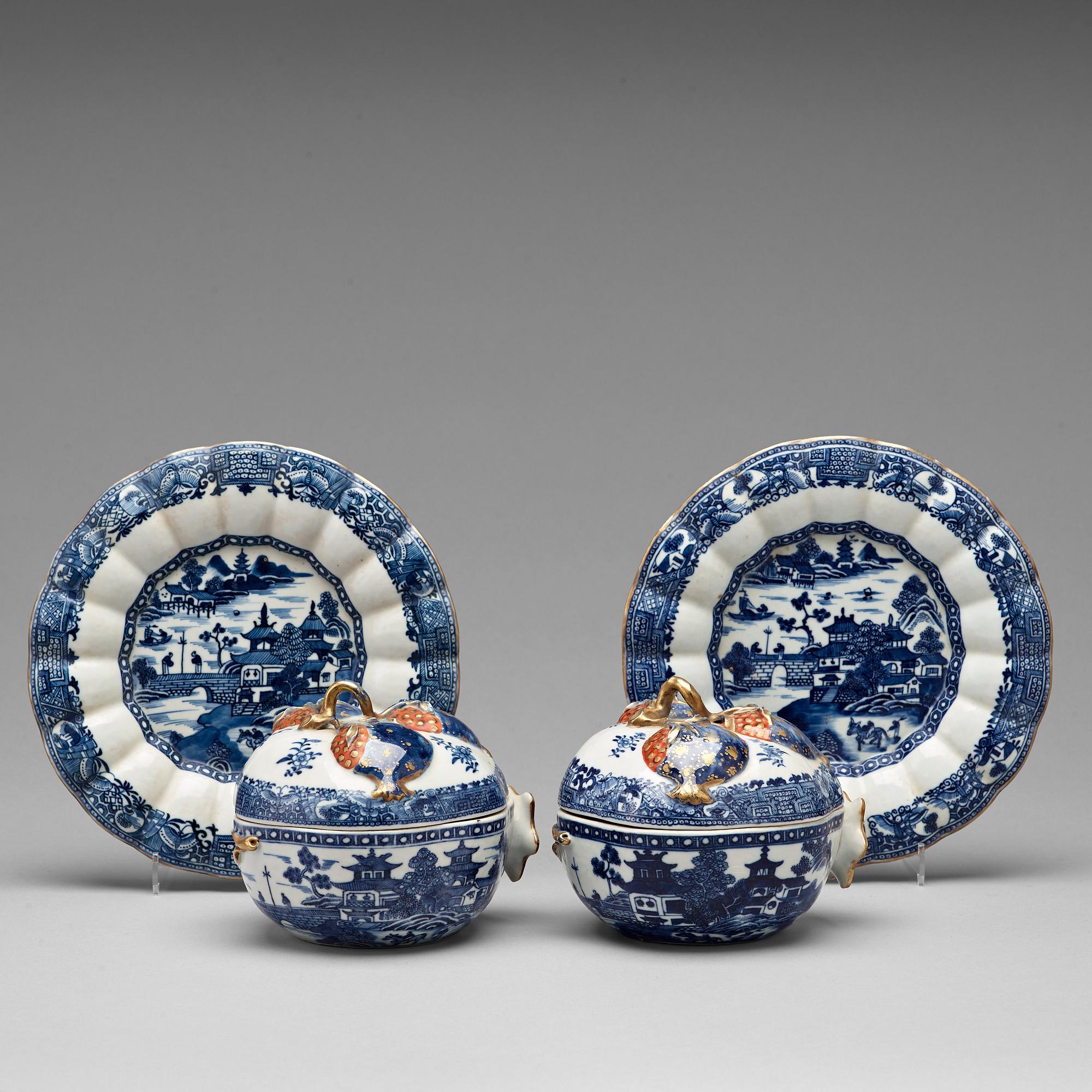 TERRINER med FAT, ett par, kompaniporslin. Qing dynastin, Qianlong (1736-95).