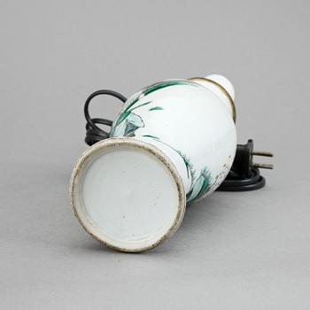 VAS/BORDSLAMPA, porslin, Kangxistil, sannolikt omkring sekelskiftet 1900.