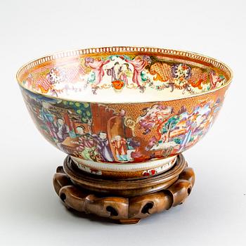 A famille rose punch bowl, Qing dynasty, Qianlong (1736-95).