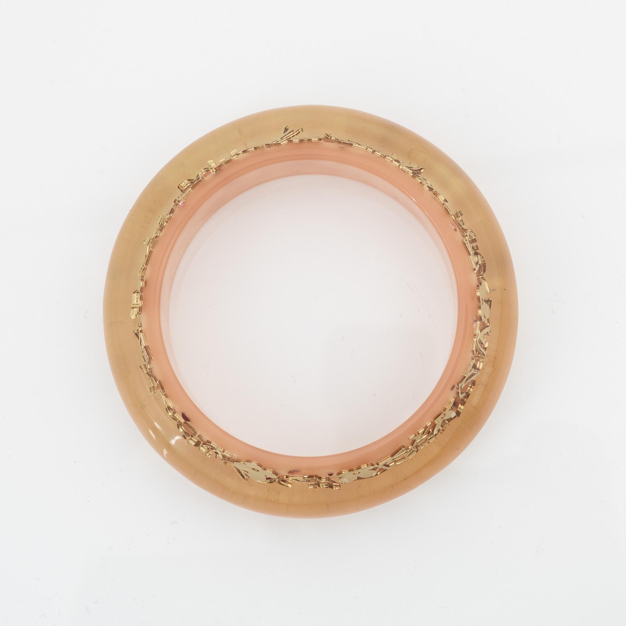 Louis Vuitton, inclusion bangle.