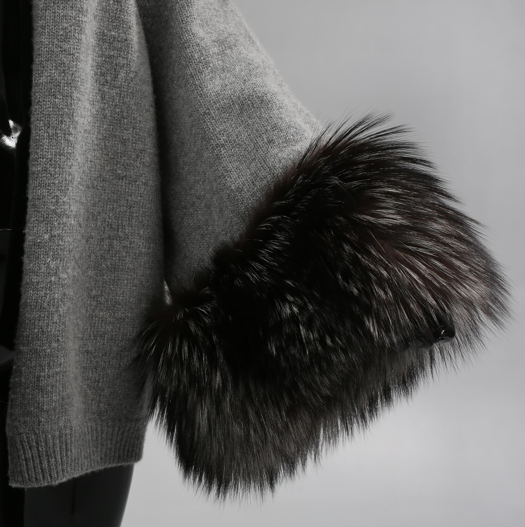 CAPE, Valentino.