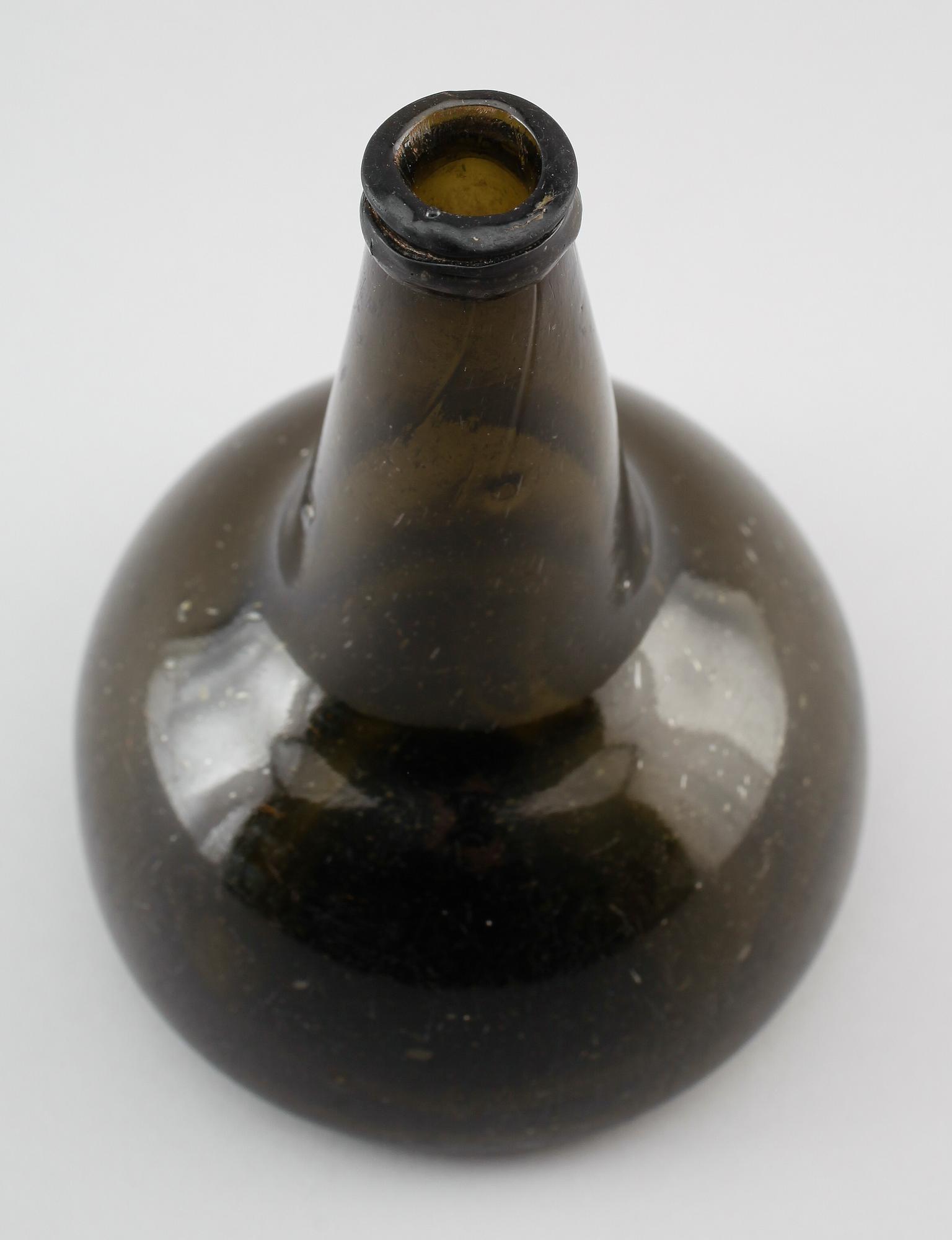FLASKA, grönt glas, 1700-tal.