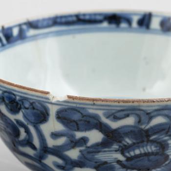 A pair of blue and white porcelain bowls, Qing dynasty, Kangxi (1662-1722).