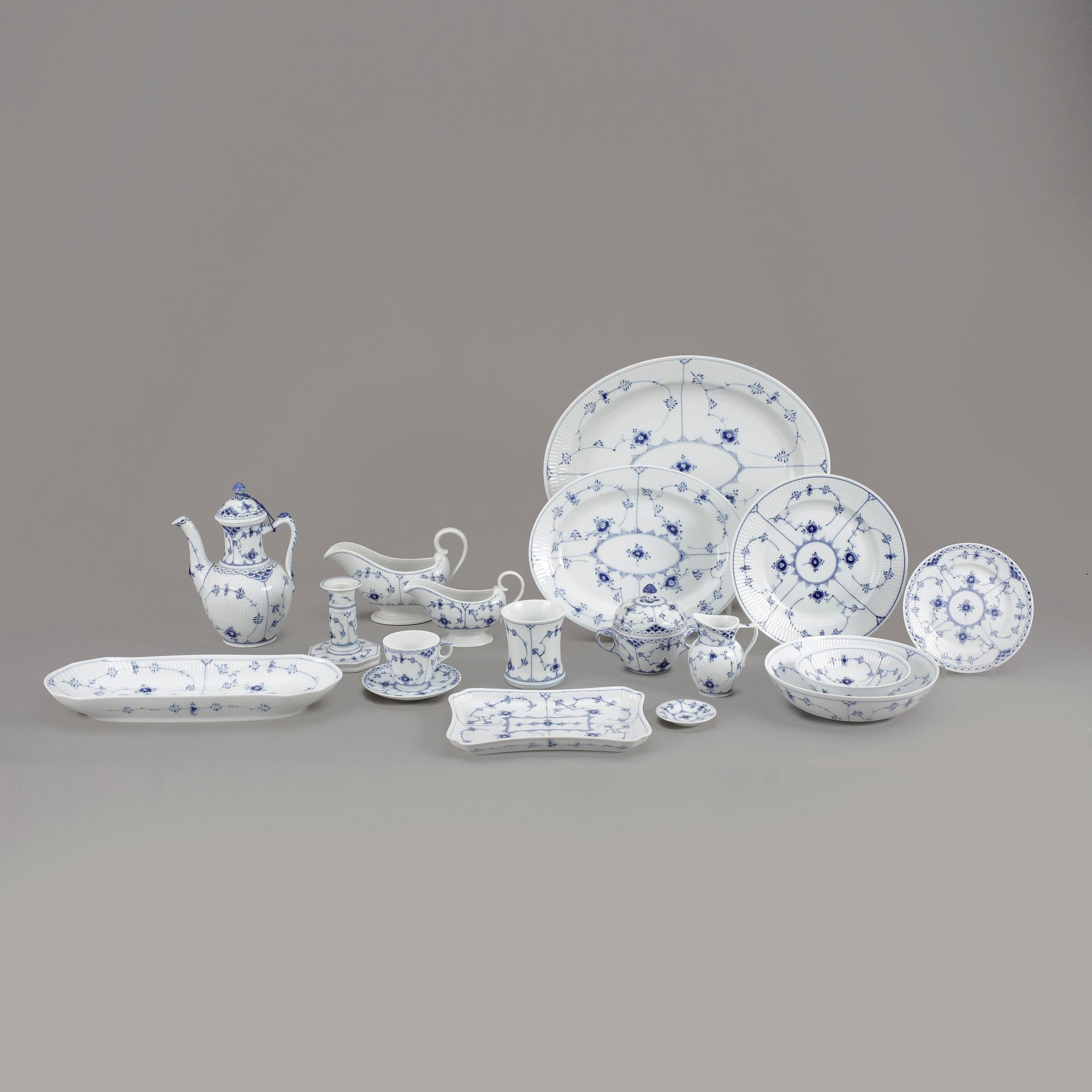 MATSERVIS, 64 delar, porslin, "Musselmalet", Royal Copenhagen.