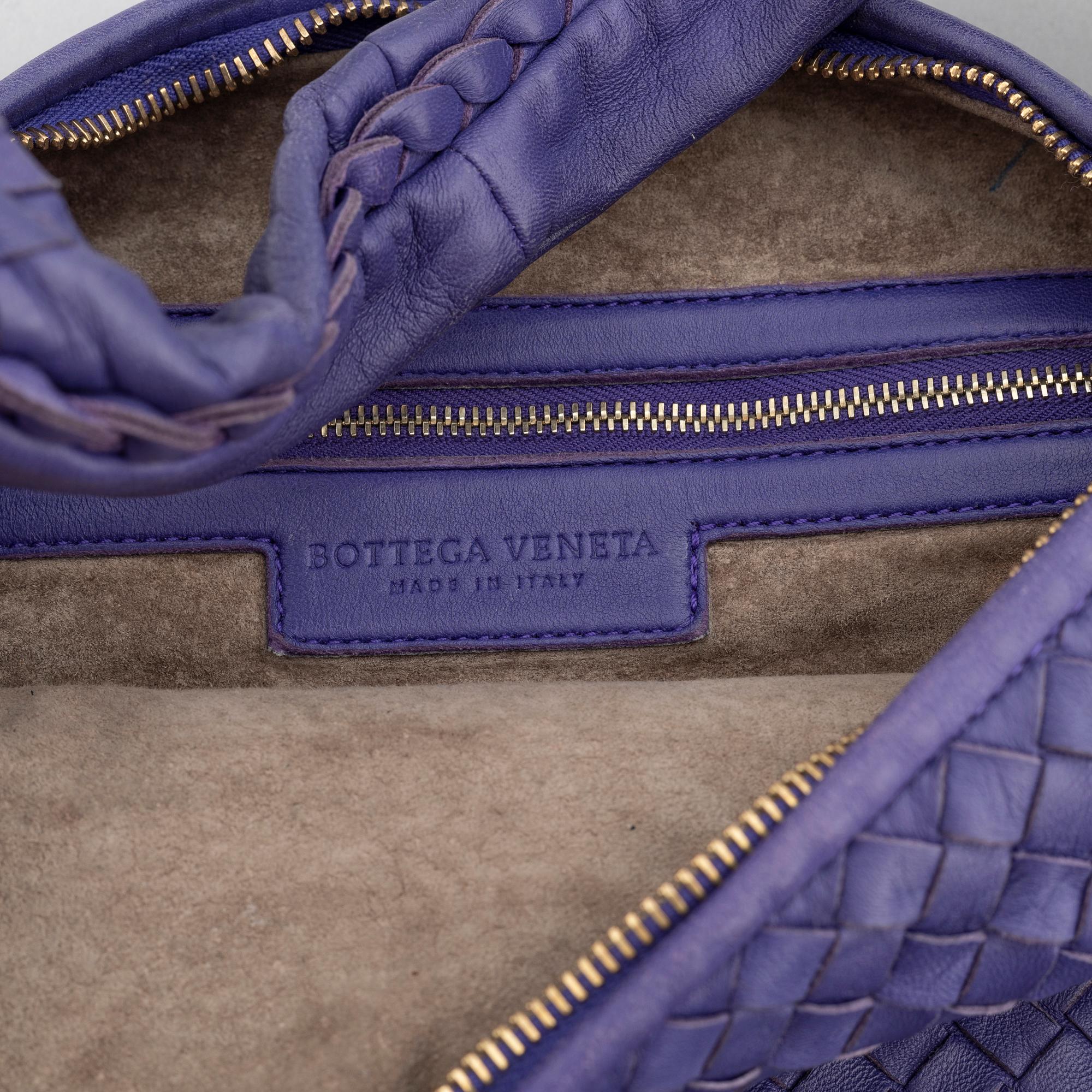 Bottega Veneta a purple intrecciato leather hobo bag. Bukowskis