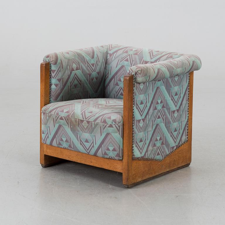 AN ART DECO ARMCHAIR FROM THE MIDDLE OF 20TH CENTURY.